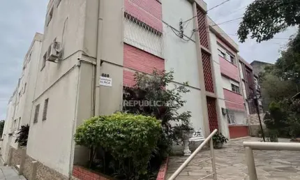 Apartamento reformado de dois quartos no bairro petrópolis em porto alegre