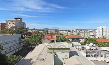 Apartamento de dois dormitórios, suíte e uma vaga de garagem no bairro petrópoli