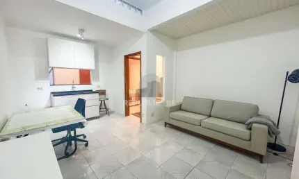 Apartamento de 1 dormitório, suíte ampla, semimobiliado, com pátio privativo no