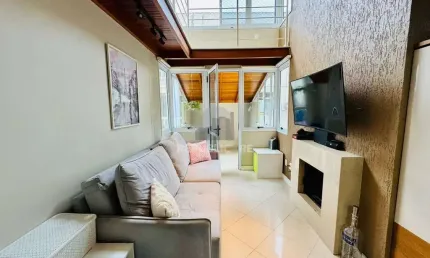 Duplex na bela vista, 2 dormitórios com espaço para home office, lareira e 2 vag