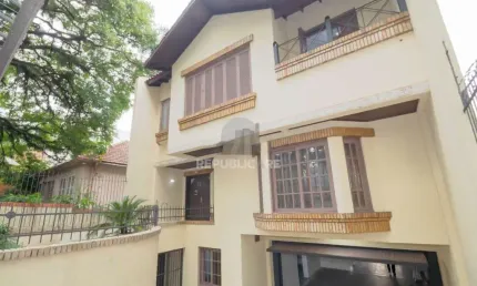 Ampla Casa Alto Padrão para Locação – 4 Suítes, Salão de Festas e Piscina.