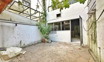Sala comercial com mezanino e pátio na Cidade Baixa
