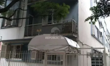 Apartamento 2 dormitórios de frente, dependência completa, no bairro Bom Fim -po
