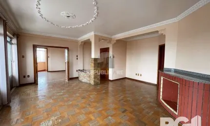 303m2 Apartamento com 5 dormitórios no centro da capital.