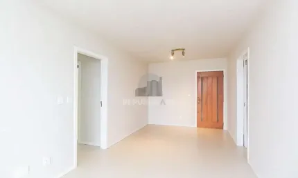 Apartamento para locação no petrópolis – 2 dormitórios, sacada e 76m²