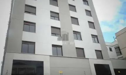 Apartamento desocupado com 2 quartos, sendo 1 suíte, 2 banheiros e garagem cober
