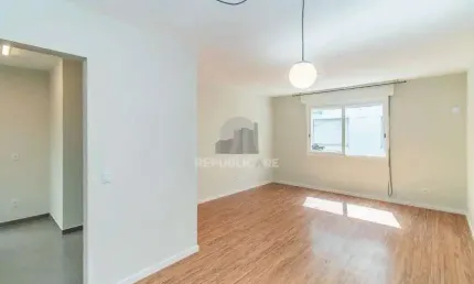 Apartamento reformado com 2 dormitórios e 1 vaga coberta - mont serrat