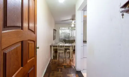 Apartamento térreo com pátio privativo no coração do menino deus, 2 dormitórios.