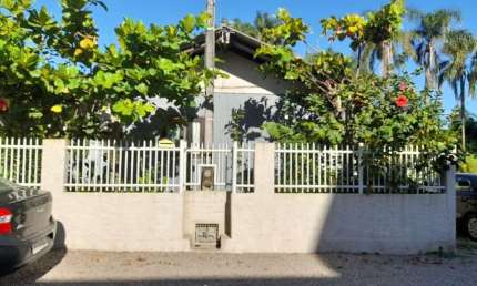 Linda Casa Mista com ótima localização em Armação - Penha