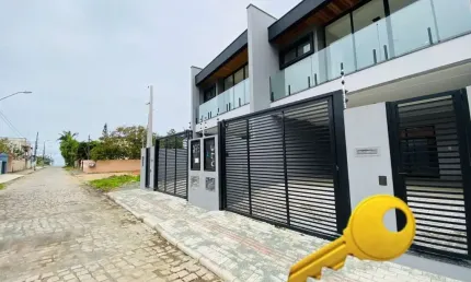 Sobrado de alto padrão em balnéario piçarras a 200 metros da praia