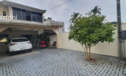 Sobrado a 500 metros da praia próxima do Beto Carrero em Penha SC