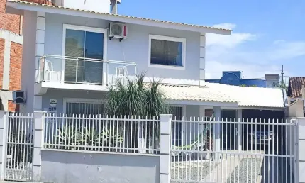 Linda casa 3 dormitórios com suíte a poucos metros do mar com amplo terreno.