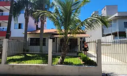 Excelente Casa 4 Quartos a 250m da praia Centro de Balneário Piçarras SC