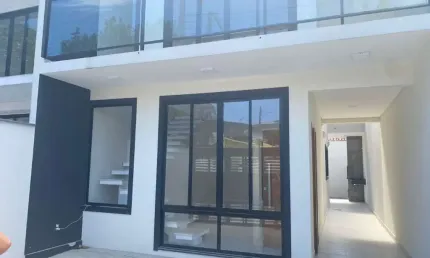 Lindo sobrado alto padrão com 3 suites a 180mts da praia
