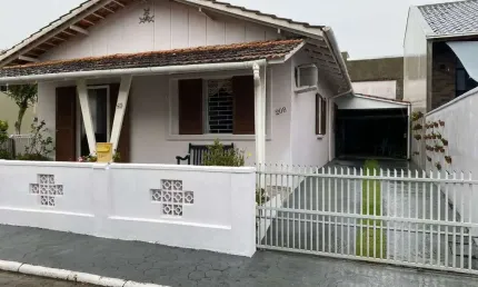 Linda casa contemporânia proximo ao mar em piçarras