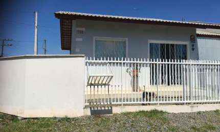 CASA COM ESPAÇO DE TERRENO EM BALNEÁRIO PIÇARRAS SC