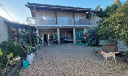 casa em Balneário Piçarras, com mais de 150m2 e um amplo terreno