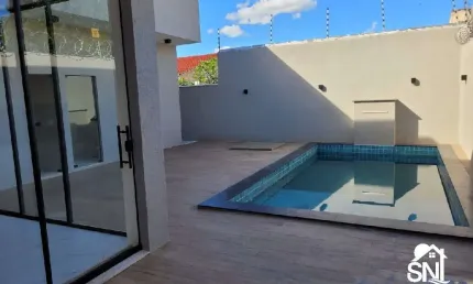 Bela casa no setor jardim atlântico, com 03 suítes plenas, escritório, cozinha,  sala,  lavabo, lavanderia e banheiro para atender a piscina com área de lazer