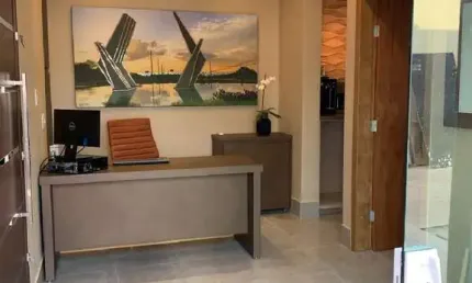 Vendo belo imóvel comercial com móveis planejados no escritório