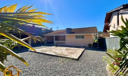 Excelente casa com 3 quartos, sendo 1 suíte com closet no bairro Vila Nova