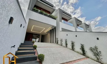 Sobrado geminado de alto padrão com 3 suítes no bairro Glória