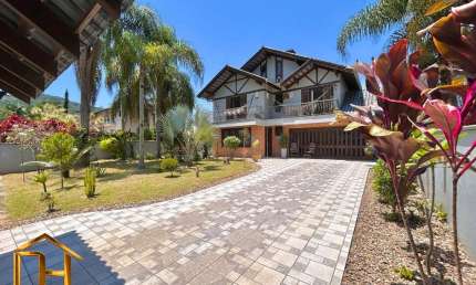 Casa averbada com 4 quartos, sendo 1 suíte master e amplo terreno no Bom Retiro