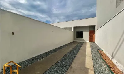 Sobrado geminado térreo, localizado no bairro Vila Nova, 2 quartos, terreno nos fundos e vaga para 2 carros