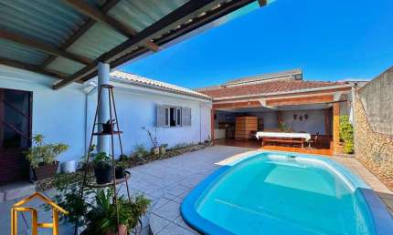 Casa residencial e comercial no Centro de Garuva, 1 suíte + 2 demi suítes, piscina e churrasqueira