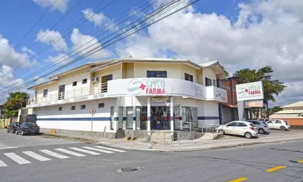 Prédio comercial de esquina, em região de corredor de passagem em Gaspar