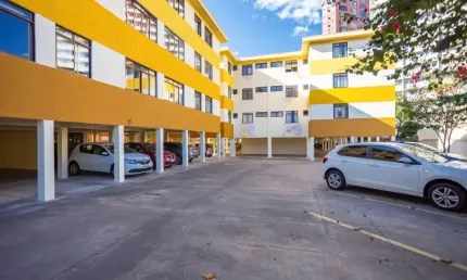Apartamento todo reformado de 65 m², localizado no bairro Centro Cívico, pronto para você morar.