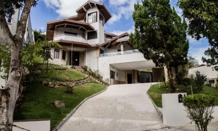 LINDA CASA EM CONDOMÍNIO FECHADO COM 5 DORMITÓRIOS SENDO 4 SUÍTES, 700 METROS DE ÁREA CONSTRUÍDA, COM UMA BELA PISCINA E CHURRASQUEIRA.