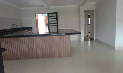 Ótima casa com 250m²- 3 dormitórios, 1 suíte, churrasqueira e edícula.