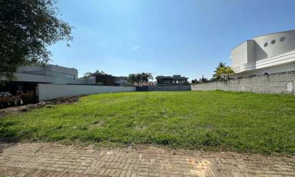 LOTE DE TERRENO A VENDA COM 1.200 METROS QUADRADOS - CONDOMÍNIO CHÁCARAS SERIMBURA.
