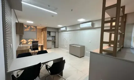 Sala comercial para locação ou venda com 37,00 metros quadrados, mobiliada e andar alto com vista.