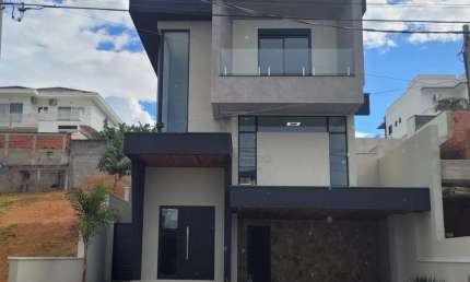 CASA EM CONDOMÍNIO FECHADO COM 4 DORMITÓRIOS SENDO 3 SUITES NO PISO SUPERIOR E 1 NO TÉRREO - CONDOMÍNIO FLORADAS DO PARATEHY - URBANOVA