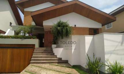 Casa - Condomínio Jardim das Colinas - Jardim das Colinas - 4 Dormitórios - 465m² - Estuda Permuta.