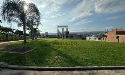 TERRENO DE ESQUINA A VENDA JÁ COM PROJETO APROVADO E INCLUSO NO CONDOMÍNIO RESIDENCIAL ALPHAVILLE I, COM 606,40 METROS, EXCELENTE TOPOGRAFIA E COM VISTA PARA MONTANHAS.