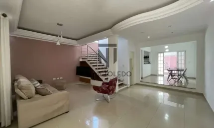 SOBRADO PARA VENDA, CONTENDO 3 DORM, SENDO 1 SUÍTE, 3 VAGAS DE GARAGENS, PISCINA COM ÁREA DE CHURRASQUEIRA - VILLA BRANCA - JACAREÍ