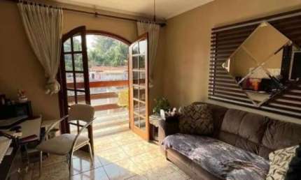 sobrado  contendo 2 apartamentos de 90m2 cada, 2 dormitórios, sendo 1 suíte e 6 vagas de garagem,  Carandiru