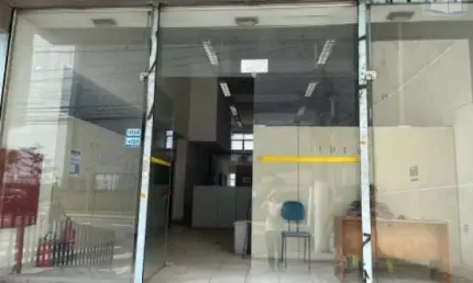 Prédio comercial ao lado do supermercado Trimais com entradas por duas ruas
