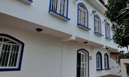 Casa  Comercial/Residencial   com 7 Salas e estacionamento