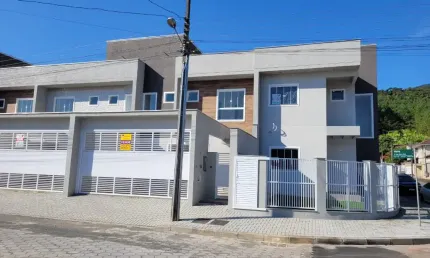 Sobrado Geminado Com Ótimo Padrão no Bairro Amizade