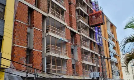 Apartamento 03 quartos com suíte, elevador e  02 vagas de garagem.