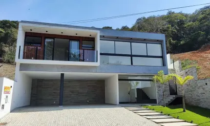 Linda casa em condomínio residencial, com 4 suítes!