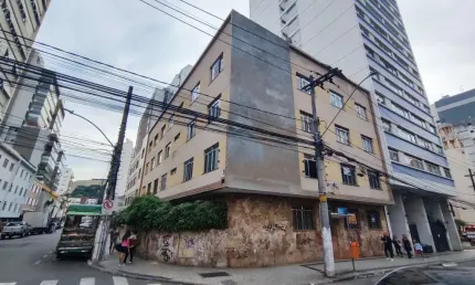 Apartamento amplo e térreo, sem nenhuma escada, com 3 vagas de garagem!