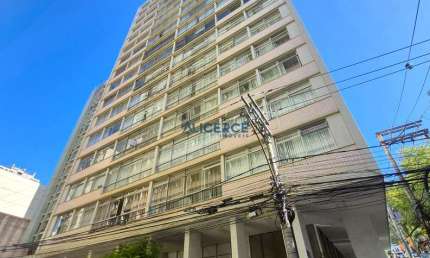 Apartamento tradicional com 162m² com  03 quartos e vaga na garagem, ao lado do Parque Halfeld.