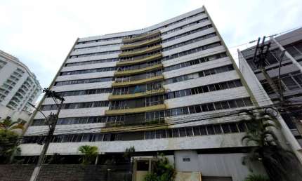 Apartamento com 04 quartos, elevador e garagem no Centro.
