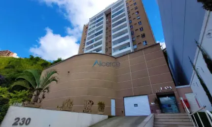 Apartamento de 02 suítes, elevador e 06 vagas de garagem no cascatinha