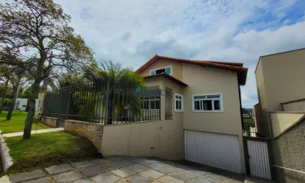 Maravilhosa casa com piscina no Jardim da Serra- Condomínio da Serra.