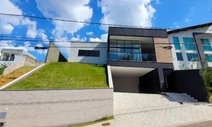 Casa linear com 04 quartos, sendo 02 suítes, 02 vagas de garagem  e quintal no Spina Ville.